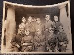 Por. Ernest Angelo (siedzi drugi z prawej) jako dowdca 5 kompanii 28 puku piechoty w odzi, 1 padziernika 1925 r. (fot. ze zb. rodzinnych).