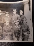 Por. Ernest Angelo (siedzi drugi z prawej) jako dowdca 5 kompanii 28 puku piechoty w odzi, 1 padziernika 1925 r. (fot. ze zb. rodzinnych).