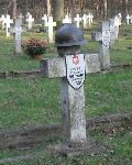 Kpr. Eugeniusz Mazur upamitniony (jako "... Eugeniusz") na jednej z mogi zbiorowych cmentarza wojennego w Granicy. Stan z dn. 27. 11. 2013 r. (fot. udostpni: Krzysztof Godzik).