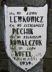 Leon Kufel upamitniony na imiennej tabliczce epitafijnej na jednej z mogi zbiorowych kwatery wojennej na cmentarzu parafialnym w Juliopolu. Stan z dn. 25 grudnia 2004 r. (fot. Marcin Prengowski).