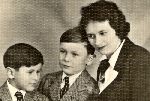 Stefania Klimczak, ona Kazimierza Klimczaka, z ich dziemi, Leszkiem (z lewej) i Zdzisawem (w rodku), przed 1939 r. (fot. ze zb. rodzinnych).