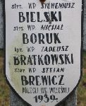 Sylweriusz Bielski upamitniony na imiennej tabliczce epitafijnej na jednej z mogi zbiorowych kwatery wojennej na cmentarzu rzymskokatolickim w Juliopolu. Stan z 2005 r. (fot. Marcin Prengowski).