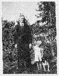 Franciszek Kmieciak ze swym 5-letnim synem Henrykiem w lesie pod Nowym Miastem, gdzie po raz ostatni przed wybuchem wojny spotkał się z żoną (fot. ze zb. rodzinnych).