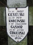 Franciszek Gsior upamitniony na imiennej tabliczce epitafijnej na jednej z mogi zbiorowych kwatery wojennej na cmentarzu parafialnym w Juliopolu. Stan z dn. 18 grudnia 2004 r. (fot. Marcin Prengowski).