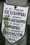 Mikoaj Korwin-Kossakowski upamitniony na imiennej tabliczce epitafijnej na jednej z mogi zbiorowych kwatery wojennej na cmentarzu parafialnym w Juliopolu. Stan z dn. 18 grudnia 2004 r. (fot. Marcin Prengowski).