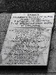 Tablica epitafijna na pomniku i zbiorowej mogile onierzy polegych w walkach pod Uniejowem.