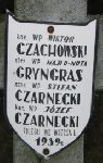 Wiktor Czachowski upamitniony na imiennej tabliczce epitafijnej na jednej z mogi zbiorowych kwatery wojennej na cmentarzu parafialnym w Juliopolu. Stan z dn. 18 grudnia 2004 r. (fot. Marcin Prengowski).