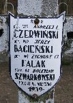 Bolesaw Szwarkowski upamitniony na imiennej tablicy epitafijnej na jednej z mogi zbiorowych cmentarza wojennego w Budach Starych. Stan z dn. 25. 12. 2005 r. (fot. Marcin Prengowski).