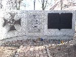 Symboliczny pomnik ofiar zbrodni Boryszewskiej na cmentarzu w Bydgoszczy .