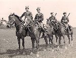 Lww, 1937 r. Ppor. Zbigniew Panesz (z prawej) z ppor. Gerardem Korolewiczem i luzakami na koszarowym placu wicze 14 Puku Uanw Jazowieckich (fot. udostpni: Krzysztof Godzik).