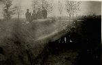 Ekshumacja zwłok żołnierzy polskich poległych w rejonie dworu Sokolniki na cmentarz w Modlnej. Wiosna 1940 r. Fot. ze zb. D. Szczepaniaka.