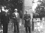 Franciszek Wira (z prawej) wraz z innymi kombatantami na cmentarzu wojennym w Strosku koo Sieradza, 1983 r. (fot. ze zb. rodzinnych).