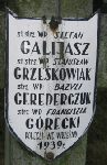 Franciszek Grecki upamitniony na imiennej tabliczce epitafijnej na jednej z mogi zbiorowych kwatery wojennej na cmentarzu parafialnym w Juliopolu. Stan z dn. 18 grudnia 2004 r. (fot. Marcin Prengowski).