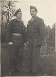 Antoni Nadolny (z lewej) w mundurze armii brytyjskiej na terenie okupowanych Niemiec, 1945 r. (fot. z Archiwum Rodziny Nadolnych, udostpnia Boysawa Nadolna).