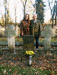 Lech Musia przy mogile polegego wuja, Stanisawa Musiaa, zlokalizowanej na Cmentarzu Wojskowym w Warszawie, 1 listopada 2021 r. (fot. udostpni: Lech Musia).