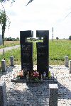 Julian Frankiewicz upamitniony w inskrypcji na pycie nowego pomnika w Janowicach wystawionego w miejscu jego mierci. Stan z dn. 5 sierpnia 2017 r. (fot. Iwona Jdrzejszyn-Szczepaska).