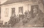 Walenty Dzieweczyski (siedzi na pierwszym planie, z prawej) w koszarach 70 puku piechoty (fot. ze zb. rodzinnych).