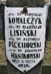 Wadysaw Lisiski upamitniony na imiennej tabliczce epitafijnej na jednej z mogi zbiorowych kwatery wojennej na cmentarzu parafialnym w Juliopolu. Stan z dn. 25 grudnia 2004 r. (fot. Marcin Prengowski).