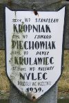 Walenty Nylec upamitniony na imiennej tabliczce epitafijnej na jednej z mogi zbiorowych kwatery wojennej na cm. parafialnym w Juliopolu. Stan z dn. 25. 12. 2004 r. (fot. Marcin Prengowski).