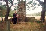 Dbsk Nowy, 1993 r. Marian Kalinowski przy pomniku wystawionym w pierwotnym miejscu spoczynku swojego brata, Tadeusza Kalinowskiego (fot. ze zb. rodzinnych).