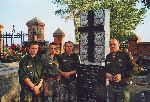 Naczelny Kapelan ZHR ks. hm. Tomasz Kocielny z harcerzami z 15 SDW "Arbor" na grobie swego dziadka - 2005