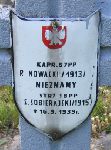 Roman Nowacki, upamitniony na imiennej tablicy epitafijnej na kwaterze wojennej na cmentarzu rzymskokatolickim w Rybnie. Stan z 2005r.