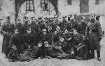 Czesaw Czapliski (w rodku, w furaerce) w grupie onierzy Wojska Polskiego - winiw niemieckiego obozu jenieckiego (fot. ze zb. rodzinnych).