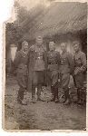 Ppor. rez. Józef Marian Stasikiewicz (pierwszy z lewej) wśród żołnierzy Wojska Polskiego, wrzesień 1939 r. (?) (fot. ze zb. rodzinnych).