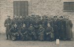 Damazy Gracjan Choraszewski (pierwszy z lewej w pierwszym rzdzie) wrd onierzy Wojska Polskiego osadzonych w Oflagu II C Woldenberg (barak 16 b) (fot. ze zb. rodzinnych).