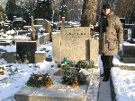 Oleg Andzaurow, kuzyn pk. Artemiego Andzaurowa na jego grobie na cmentarzu powzkowskim (grudzie 2012).
