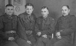 Leon Kempiski (drugi z prawej) w brytyjskim obozie szkoleniowym Sennelager Training Centre w Bad Lippspringe (?) (fot. ze zb. rodzinnych).