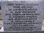 Ppor. Henryk Siudziski upamitniony na imiennej tablicy epitafijnej na mogile zbiorowej na cm. parafialnym w Bielawach. Stan z dn. 11. 08. 2012 r. (fot. Baej Kucharski).
