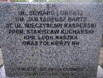 Kpr. Leon Raszka upamitniony na imiennej tablicy epitafijnej na mogile zbiorowej na cm. parafialnym w Bielawach. Stan z dn. 11. 08. 2012 r. (fot. Baej Kucharski).


