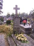 Grb rodzestwa Zacharw na cmentarzu parafialnym w Bielawach. Stan z dn. 29. 09. 2012 r. (fot. Baej Kucharski).