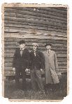 Piotr Klewyc (z prawej) na fotografii przesanej babci z niemieckiego obozu jenieckiego (fot. ze zb. rodzinnych).