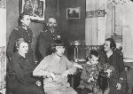 Bohdan Paszko (stoi z lewej) w gronie rodzinnym, obok ojca Ryszarda (stoi z prawej), matki Lidii, Jzefa, Haliny i babci od strony matki (siedz kolejno od prawej) (fot. ze zb. rodzinnych).