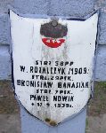 Bronisaw Banusiak (Banasiak), upamitniony na imiennej tablicy epitafijnej na kwaterze wojennej na cmentarzu rzymskokatolickim w Rybnie. Stan z 2005r.