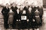 Wiktor Nowak (trzeci z prawej w tylnym rzdzie) podczas uroczystoci rodzinnych z okazji 25-lecia lubu rodzicw, 1936 r. (fot. ze zb. rodzinnych).
