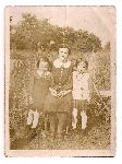 Marianna, wdowa po polegym Walentym POPIECHU, z jego crkami: Janin (z lewej) i Zofi (z prawej). Branica, okres okupacji hitlerowskiej (fot. ze zb. rodzinnych).