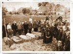 Fotografia archiwalna z miejsca ekshumacji w miejscowości Osiek (2-7 czerwca 1940 r.). Wśród ekshumowanych żołnierzy trumna z ciałem kaprala Jana Kurenia - posiada nr 101. Fotografia ze zbiorów rodzinnych (z Osieka).