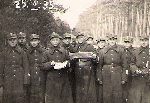 Roman Schmidt (trzeci z lewej) wrd onierzy 11 dywizjonu artylerii konnej podczas zaj w terenie, prawdopodobnie terenoznawstwa w lasku w Mylcinku pod Bydgoszcz, lata 30. XX w. (fot. ze zb. rodzinnych). 