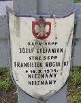 Stefaniak, upamitniony na imiennej tablicy epitafijnej na kwaterze wojennej na cmentarzu rzymskokatolickim w Rybnie. Stan z 2005r.