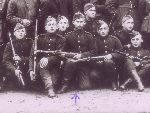 Strz. Alojzy Roek (oznaczony strzak) - kadr z fotografii zbiorowej 4 kompanii 69 puku piechoty (archiwum rodzinne).