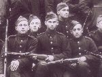 Strz. Alojzy Roek (w rodku) - kadr z fotografii zbiorowej 4 kompanii 69 puku piechoty (archiwum rodzinne).