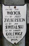 Jan Wjcik upamitniony na imiennej tabliczce epitafijnej na jednej z mogi zbiorowych kwatery wojennej na cmentarzu parafialnym w Juliopolu. Stan z dn. 25 grudnia 2004 r. (fot. Marcin Prengowski).