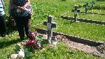 Czonkowie rodziny Tomasza Brony przy jego hipotetycznej mogile w obrbie kwatery wojennej na cmentarzu parafialnym w Juliopolu, maj 2014 r. (fot. ze zb. rodzinnych).