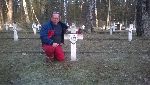 "Nareszcie jestem, bardzo dugo czekaem na ten moment" - Przemysaw Hakowski przy mogile swojego dziadka Leona Grabskiego na cmentarzu wojennym w Granicy, dn. 13 grudnia 2016 r. (fot. ze zb. rodzinnych).