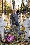 Lech Musia przy mogile polegego wuja, Stanisawa Musiaa, zlokalizowanej na Cmentarzu Wojskowym w Warszawie, 31 padziernika 2015 r. (fot. udostpni: Lech Musia).