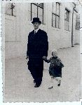 Jest to zdjcie mojego Dziadka i Mamy Przy Targach Poznaskich (fot. ze zb. rodzinnych).