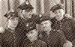 Robert Hempel (siedzi drugi z prawej) wrd suchaczy Dywizyjnego Kursu Podchorych Rezerwy 25 DP przy 29 Puku Strzelcw Kaniowskich w Szczypiornie k. Kalisza (fot. ze zb. rodzinnych Romualda Olejnika).